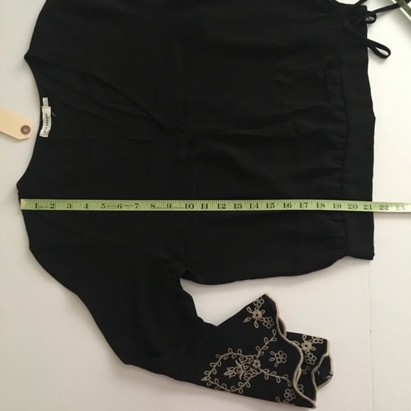 Blu Pepper Wrapped Front embroidered top Size L - Picture 8 of 8